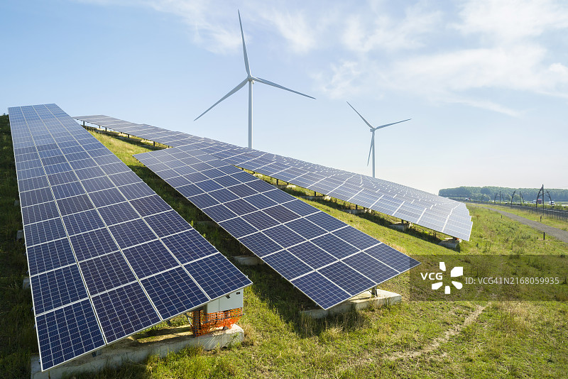 可再生能源电站的太阳能板和风力涡轮机图片素材