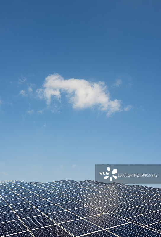 阳光明媚的日子里太阳能电池板上的云朵图片素材