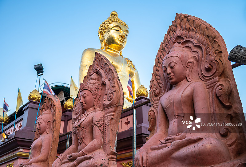 位于泰国清莱府金三角地区（泰国、老挝和缅甸在湄公河交界处）的兰纳风格大型金色佛像图片素材