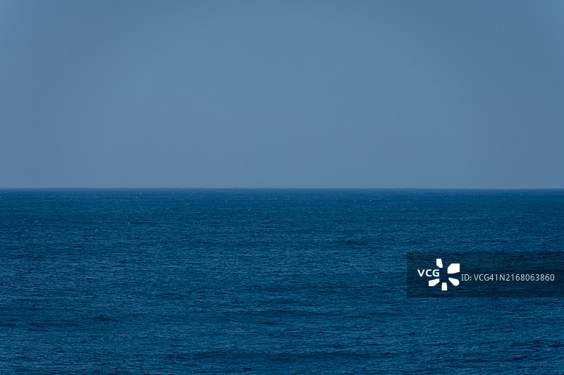 湛蓝的天空衬托着美丽的海景图片素材