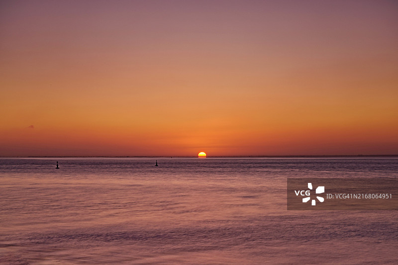 橙色的天空衬托着美丽的海景图片素材