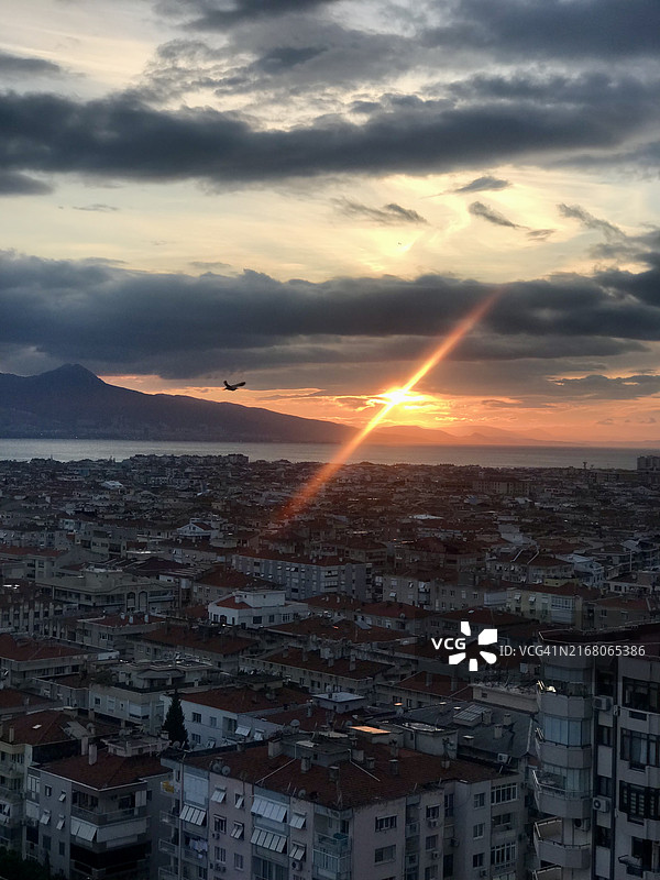 土耳其伊兹密尔日落时分的城镇景观高角度视图图片素材