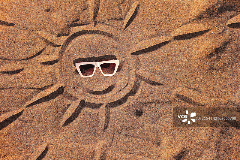 西班牙海滩假日背景上的阳光和沙滩图片素材