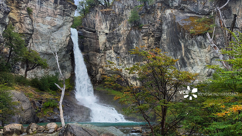 森林中的乔里略德尔萨尔托瀑布图片素材