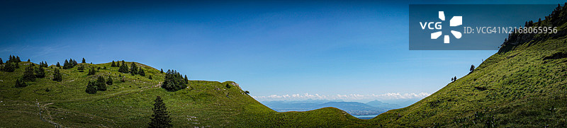 晴朗蓝天下的景观全景图片素材
