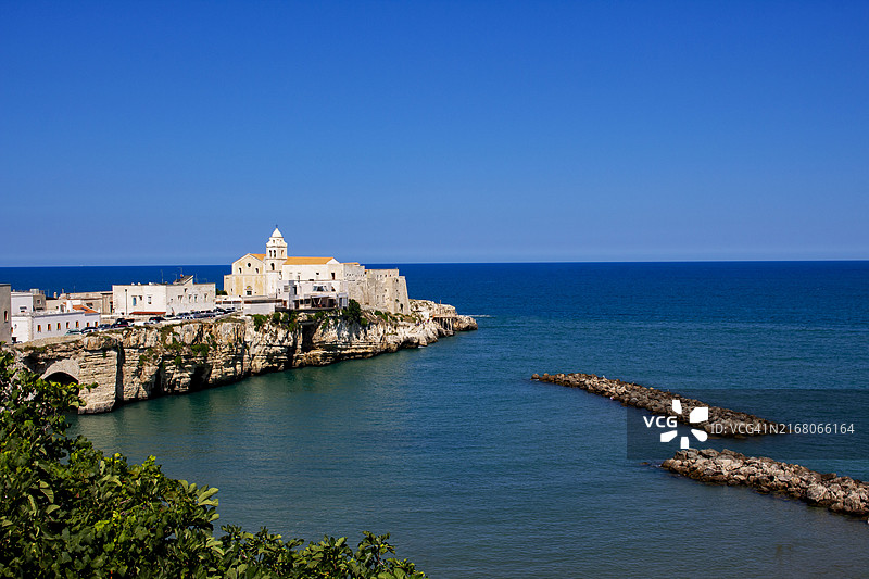 意大利福贾维耶斯泰蔚蓝天空下的大海景色图片素材