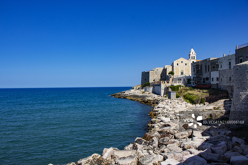 意大利福贾维耶斯泰蔚蓝天空下的大海景色图片素材