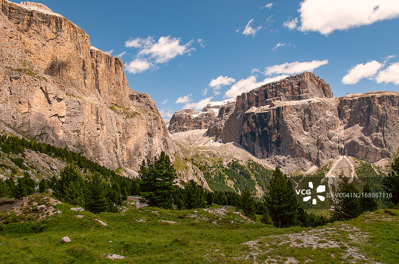 意大利塞尔瓦迪瓦尔加尔代纳的岩石山脉风光图片素材