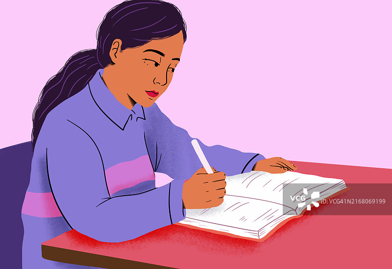 女孩在粉色背景前桌旁写字看书图片素材