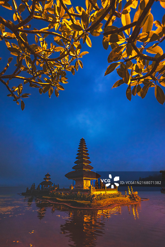 布拉乌鲁丹瑙布拉坦寺，黄昏时分的古老宝塔，印尼巴厘岛图片素材