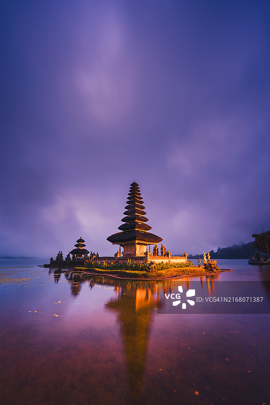 布拉乌鲁丹瑙布拉坦寺，日出前的古老宝塔，印尼巴厘岛图片素材