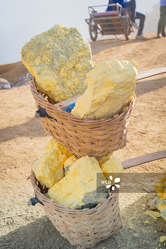 印尼卡瓦伊杰火山的矿工硫磺矿石篮子图片素材