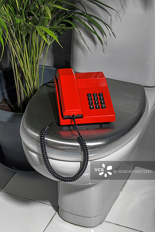 复古风格浴室中的红色复古电话图片素材