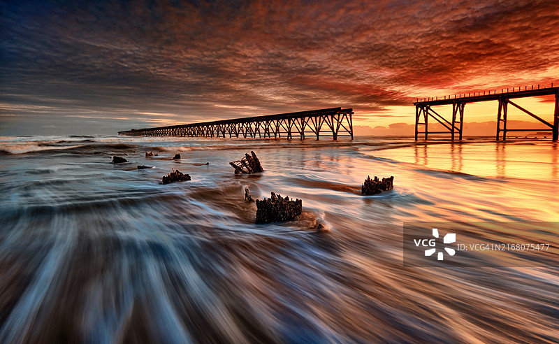 日落时分英国哈特尔浦海上的码头剪影图片素材