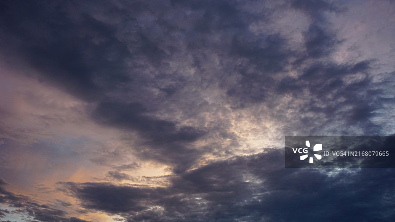 加拿大日落时多云天空的仰视角度图片素材