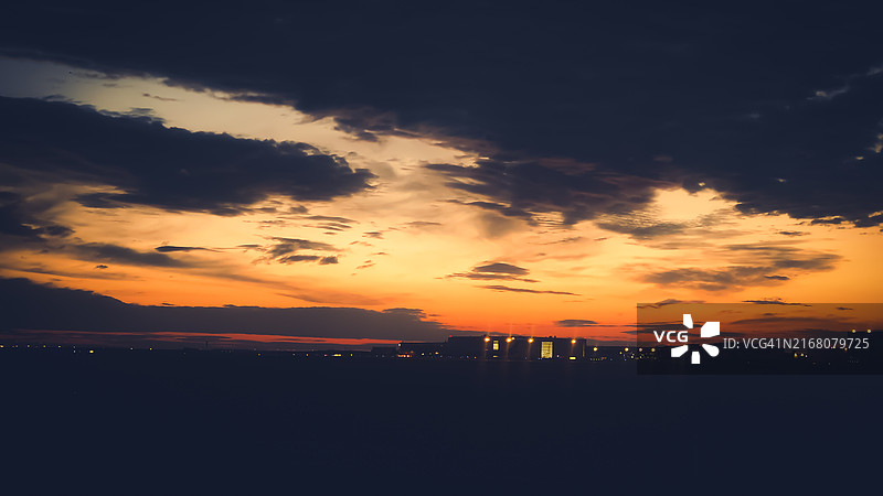 日落时分的城市剪影图片素材