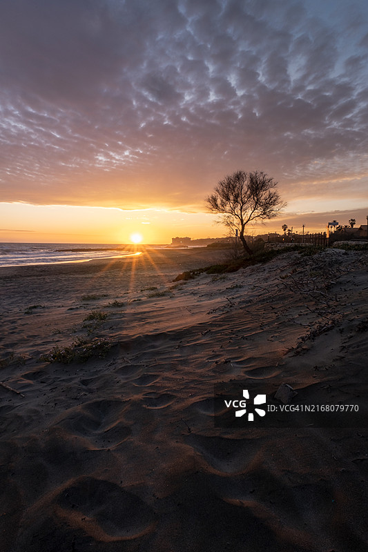 日落时海滩的风景，拉迪斯波利，拉齐奥，意大利图片素材