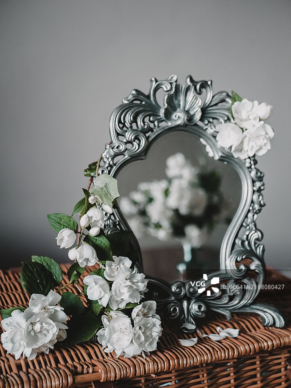 桌上鲜花特写图片素材