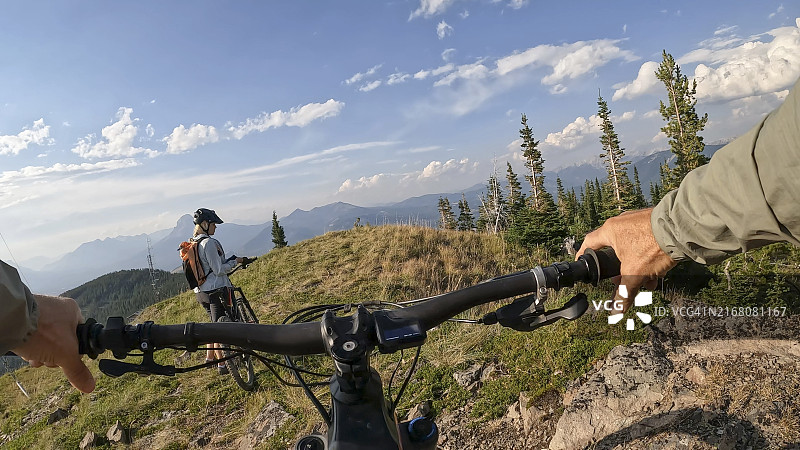 山地自行车高山小径骑行主观镜头图片素材