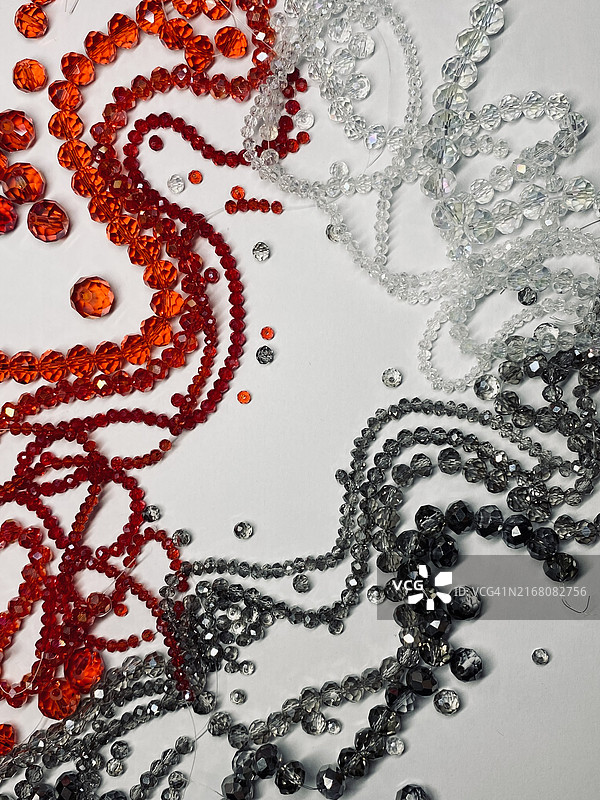 美国：白色背景上的红色玻璃水晶珠装饰品高角度视图图片素材