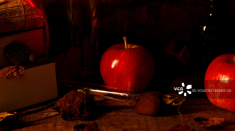 白雪公主故事的阴暗面图片素材