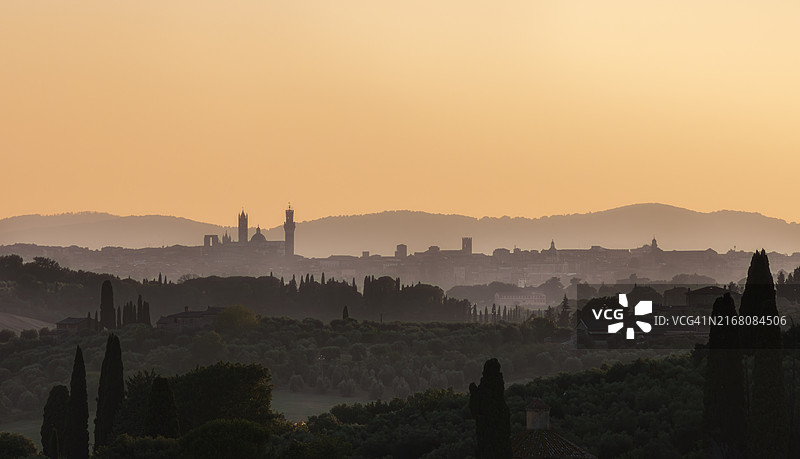 日落时建筑物映衬天空的剪影图片素材