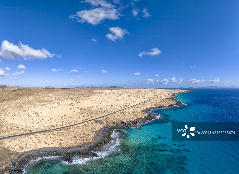 西班牙加那利群岛科拉莱霍国家公园沙滩边缘的道路航拍图片素材