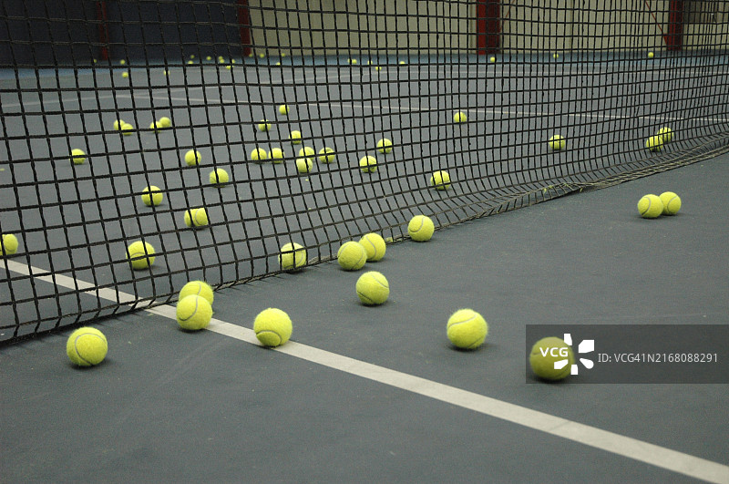 散落在球场上的网球图片素材