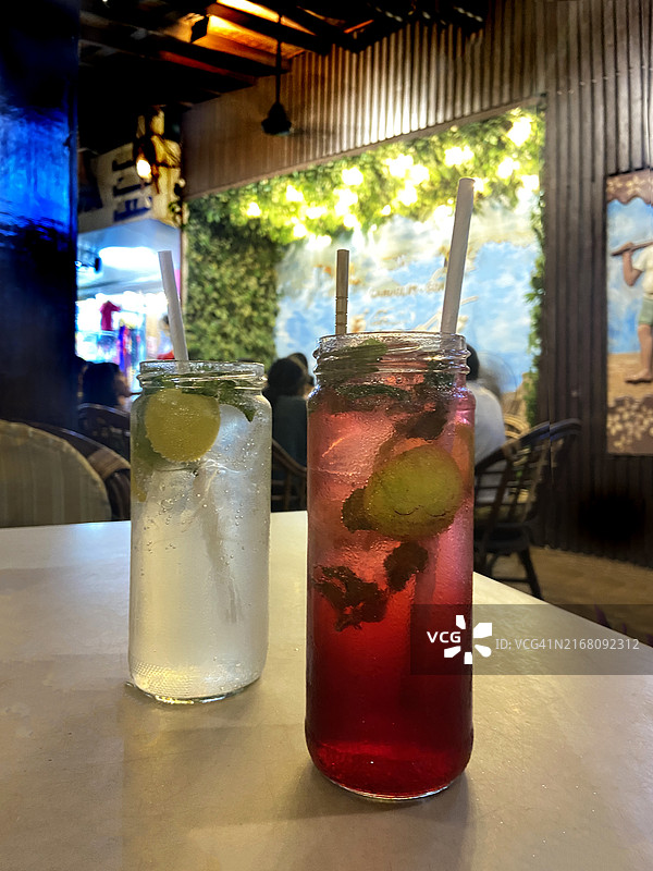 海滩咖啡馆的鸡尾酒和柠檬苏打特写图片素材