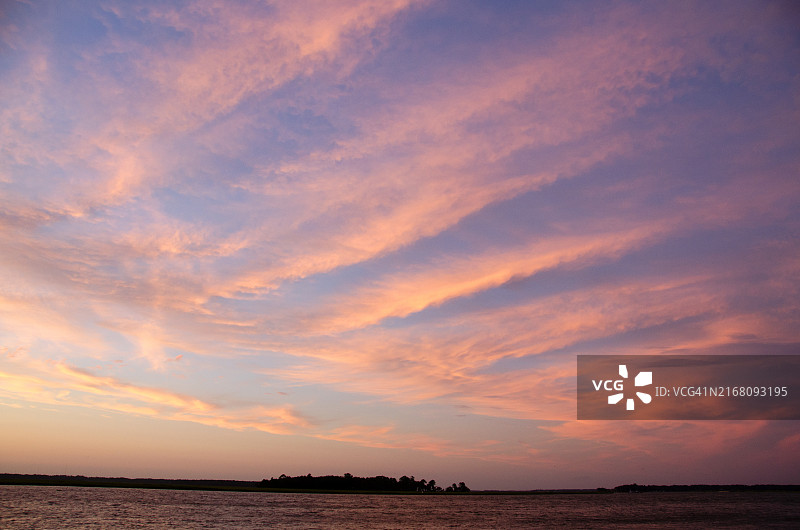 巴克岛与棉花糖云朵图片素材