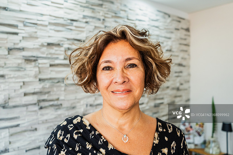 一位年长女性在家里的画像图片素材