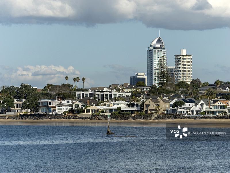 新西兰奥克兰的米尔福德海滩和塔卡普纳镇图片素材