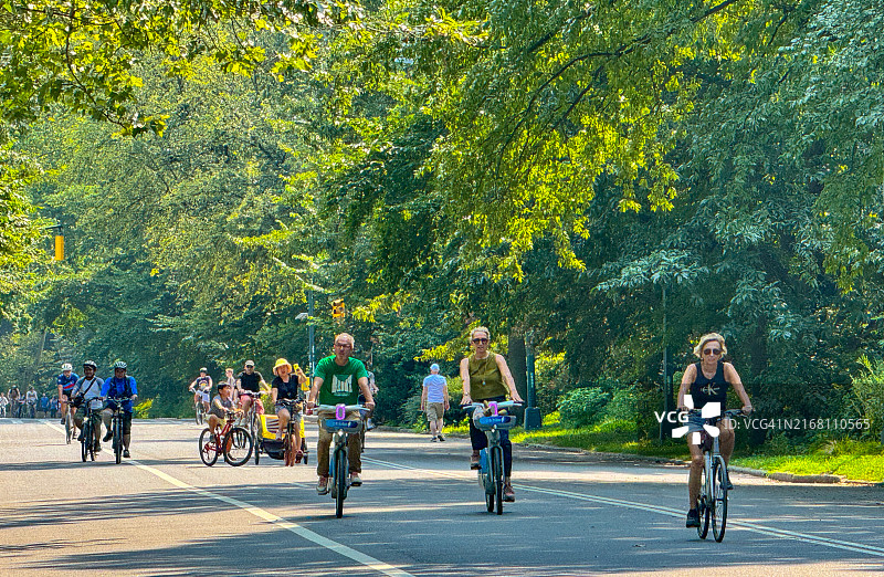 人们在纽约中央公园骑自行车图片素材