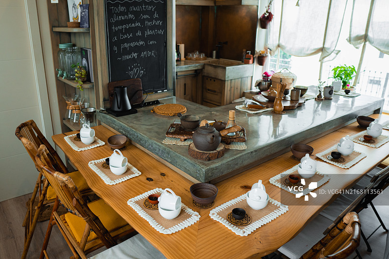 舒适茶馆内，古朴桌上的茶道用具图片素材