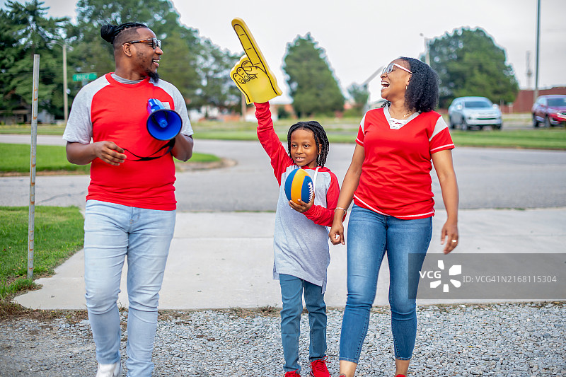 运动家庭入场观看比赛图片素材