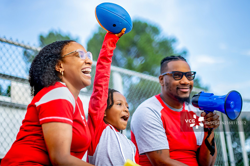 一起欢呼雀跃的体育迷图片素材