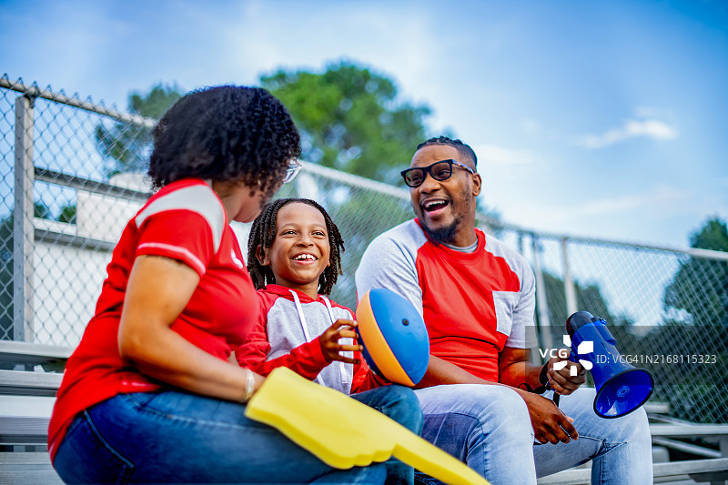 全家一起观看棒球比赛图片素材