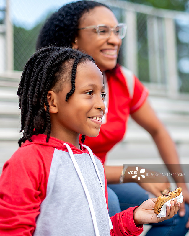 母亲和儿子在观看球赛图片素材