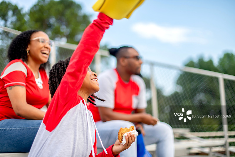 为家乡球队加油的体育迷图片素材