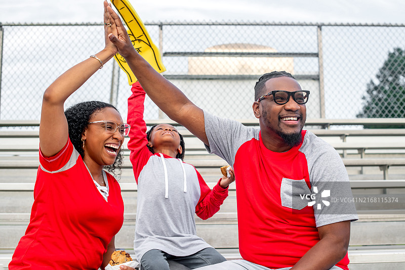 体育迷家庭助威图片素材