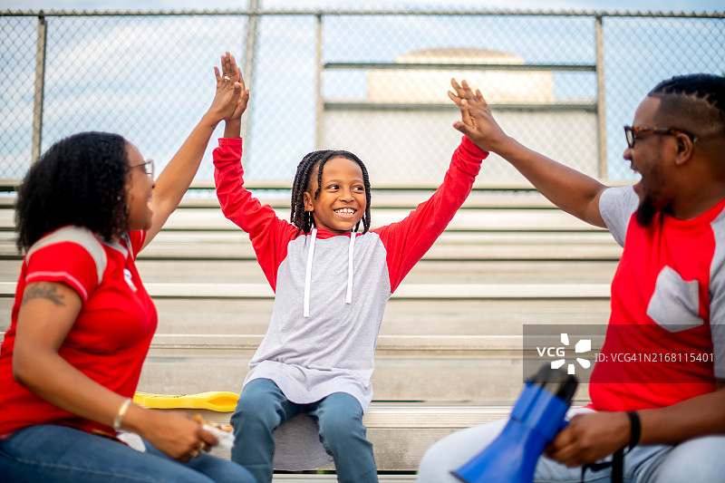 全家在球赛中击掌图片素材