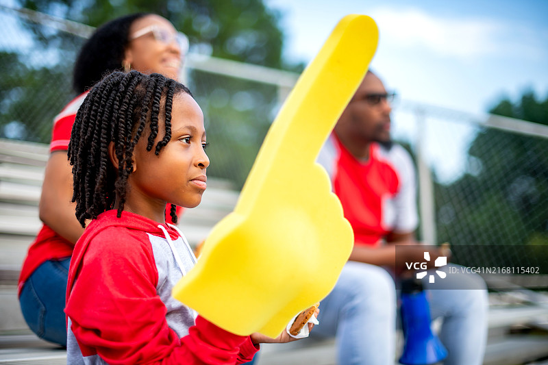 在比赛中拿着泡沫手指的儿童图片素材