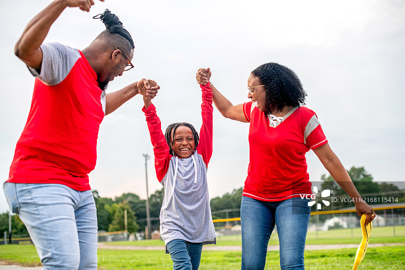 年轻家庭一起庆祝图片素材