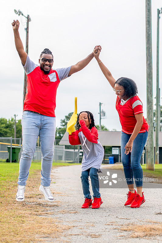 一家人庆祝胜利图片素材