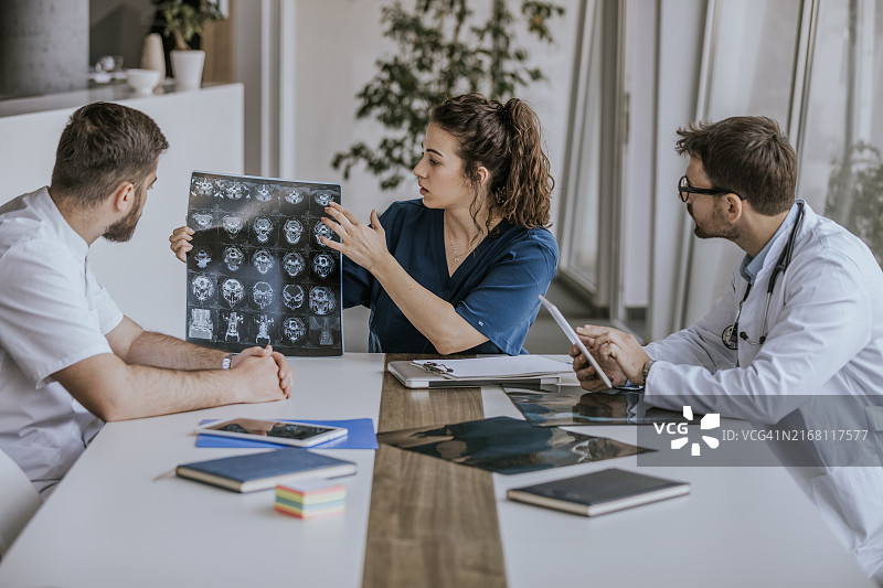 医生在现代化办公室查看医学影像图片素材