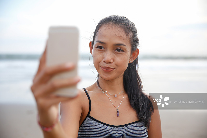 在海滩制作内容的印尼女网红图片素材