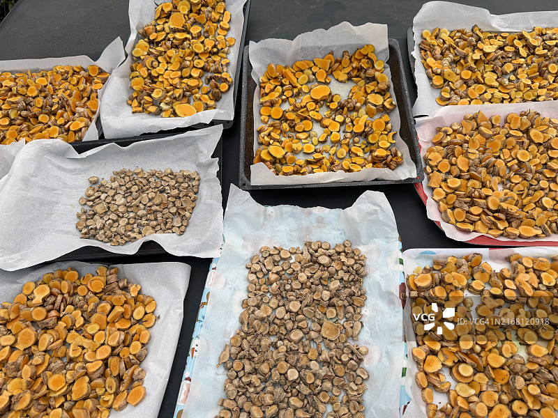 晒干的姜黄片图片素材