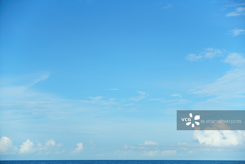 宁静的天空与海平面图片素材