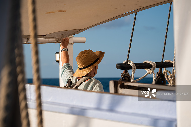 游客在贝基亚岛和托贝哥群礁之间的经典帆船上，圣文森特和格林纳丁斯图片素材