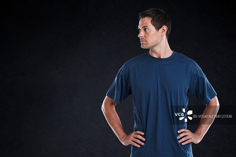 健身：黑背景下思考的男人，运动服装与健康图片素材